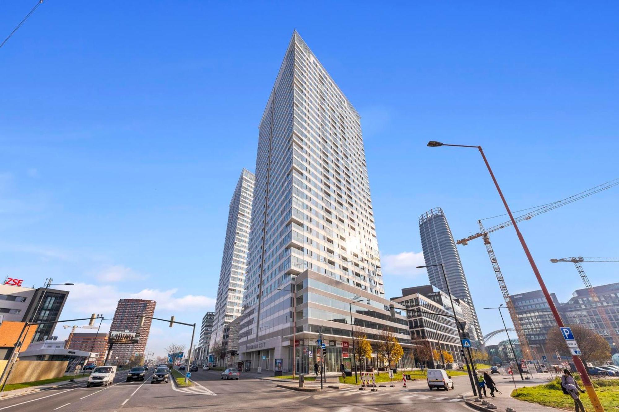 Panorama City Apartment In Downtown Area With Free Parking And Castle View Bratislava Exterior photo
