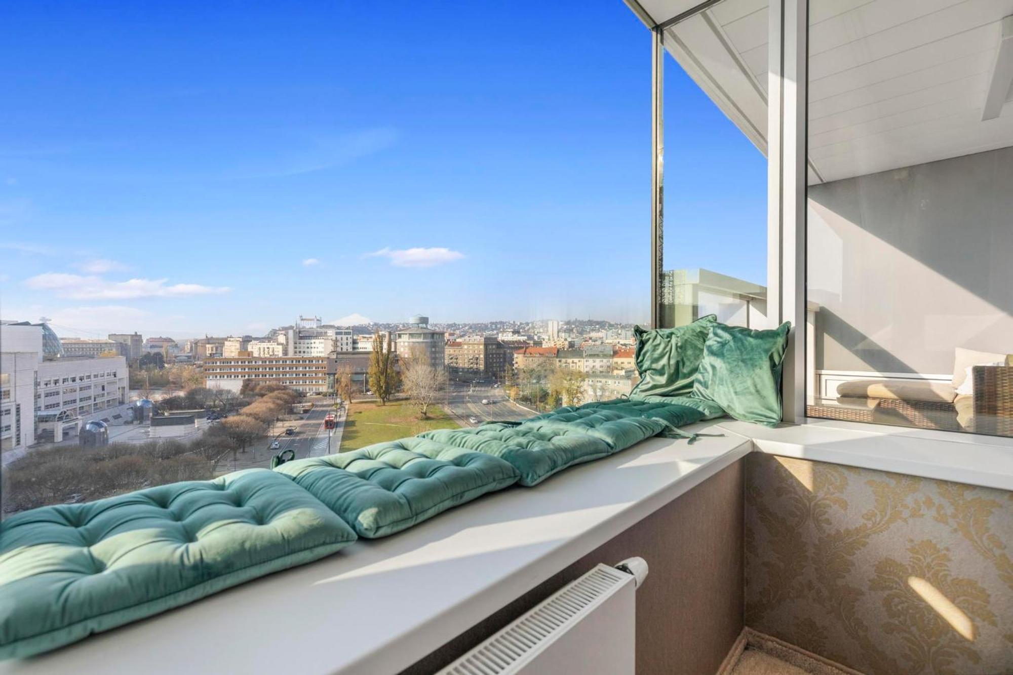 Panorama City Apartment In Downtown Area With Free Parking And Castle View Bratislava Exterior photo